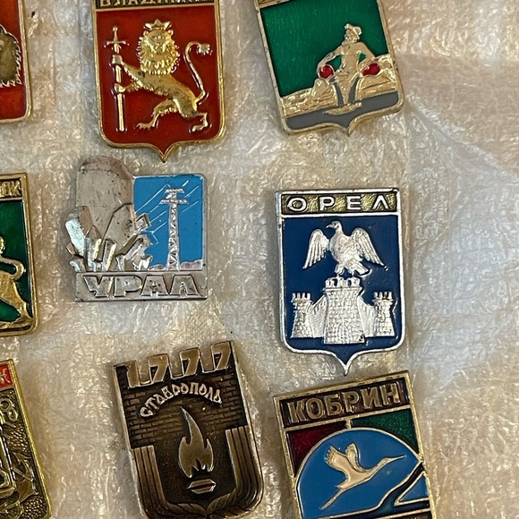 Vtg Set / Lot Of 44 Soviet UNION Cities Lapel Pins Badges Emblems of Russia USSR - Picture 6 of 7